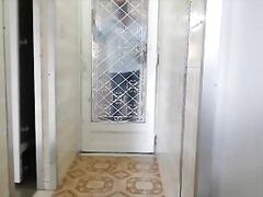 Porteiro veio entregar encomenda e me coloca para mamar - Assine only fans da esposa heyya